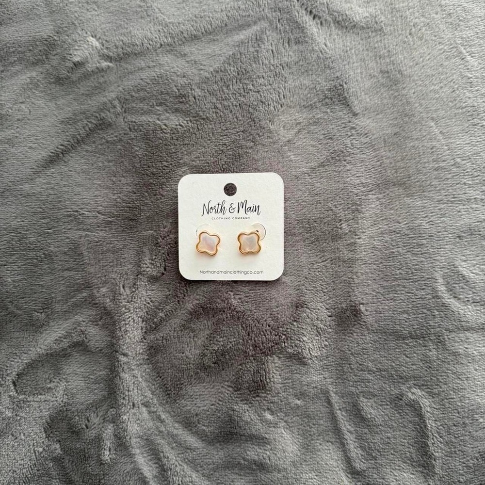 North & Main Mother of Pearl Clover Stud Earrings Gold Tone FJ7869